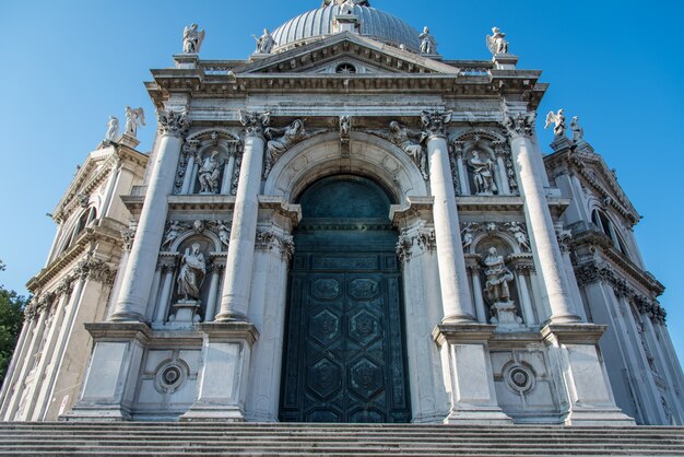 Disparo de ángulo bajo de la Basílica de Santa Maria della Salute en Venecia, Italia