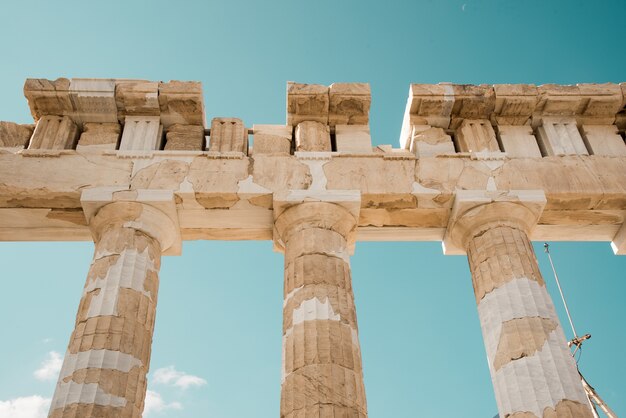Disparo de ángulo bajo de las columnas del Panteón de la Acrópolis en Atenas, Grecia, bajo el cielo