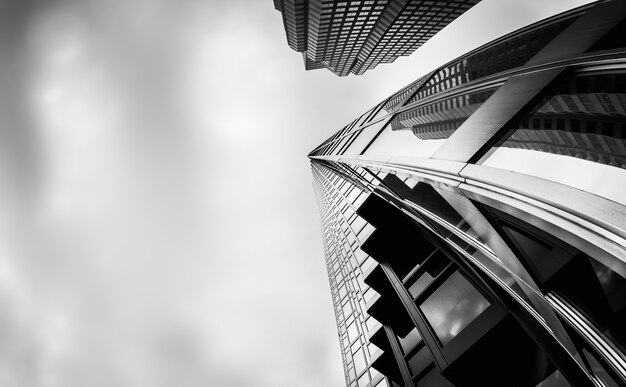 Disparo de ángulo bajo en escala de grises de edificios de gran altura en el distrito financiero de Toronto, Canadá