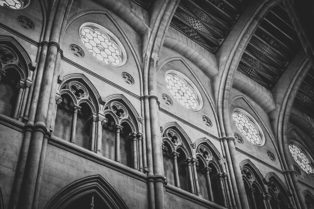 Disparo de ángulo bajo en escala de grises del interior de una catedral histórica en España