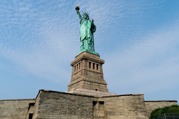 Disparo de ángulo bajo de la Estatua de la Libertad, EE.