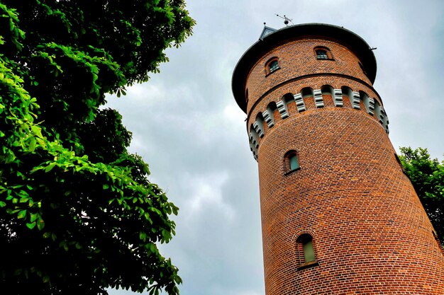 Disparo de ángulo bajo el faro de Kolobrzeg en Polonia