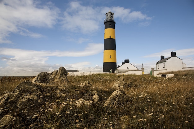 Disparo de ángulo bajo el faro de St John's Point en Killough en Dundrum Bay en Irlanda del Norte