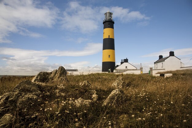 Disparo de ángulo bajo el faro de St John's Point en Killough en Dundrum Bay en Irlanda del Norte