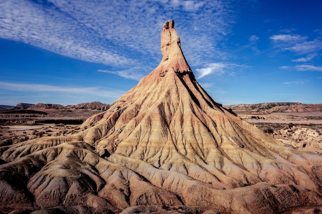 Disparo de ángulo bajo de una fascinante formación rocosa en Arguedas, España