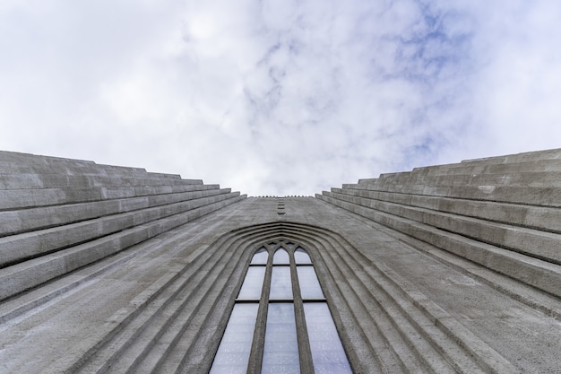 Disparo de ángulo bajo de la Hallgrimskirkja bajo un cielo nublado en Islandia