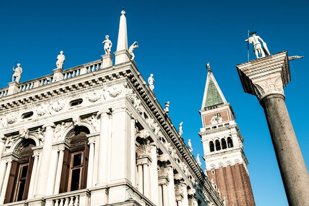 Disparo de ángulo bajo de un hermoso y antiguo edificio bajo el cielo azul capturado en la Plaza de San Marcos