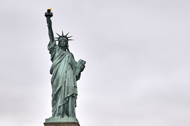 Disparo de ángulo bajo de la increíble Estatua de la Libertad en Nueva York, EE.