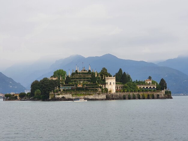 Disparo de ángulo bajo de la isla Isola Bella en Italia