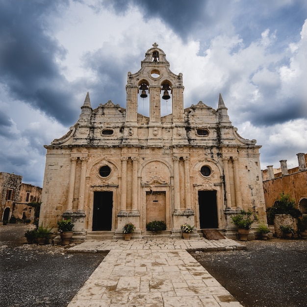 Disparo de ángulo bajo del monasterio de Arkadi en Grecia bajo un cielo nublado