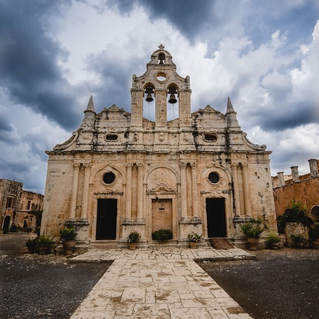 Disparo de ángulo bajo del monasterio de Arkadi en Grecia bajo un cielo nublado