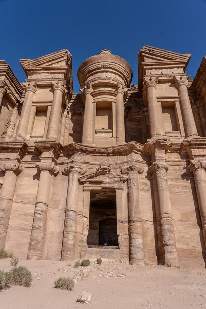 Disparo de ángulo bajo de la Petra Uum en Jordania durante el día