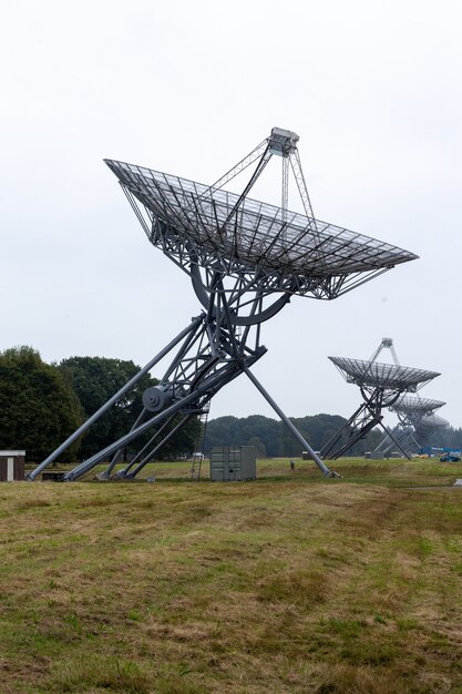 Disparo de ángulo bajo de un radiotelescopio cerca de Westerbork en los Países Bajos