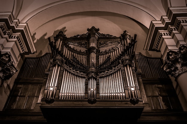 Disparo de ángulo bajo el techo en forma de arco de la Catedral Primaria de Bogotá en Colombia