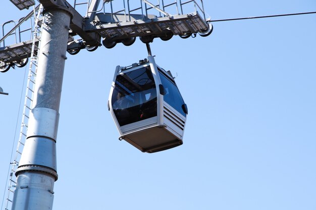 Disparo de ángulo bajo de un teleférico bajo el cielo despejado