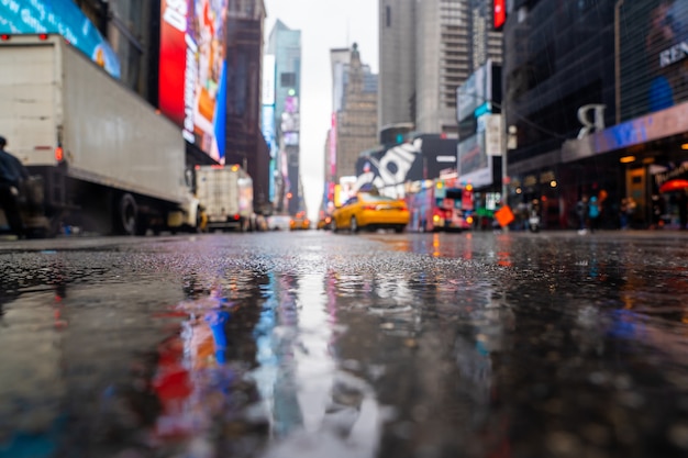 Disparo de ángulo bajo de Times Square en Nueva York, EE.