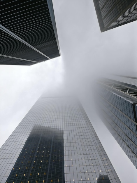 Disparo de ángulo bajo vertical de un bloque de pisos envuelto en niebla