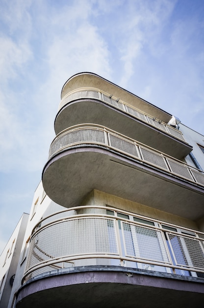 Disparo de ángulo bajo vertical de un edificio de apartamentos con balcones