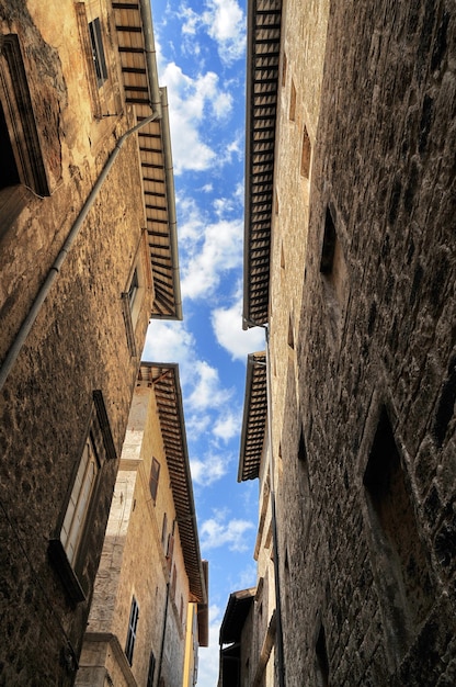 Disparo de ángulo bajo vertical de edificios antiguos en Ascoli Italia