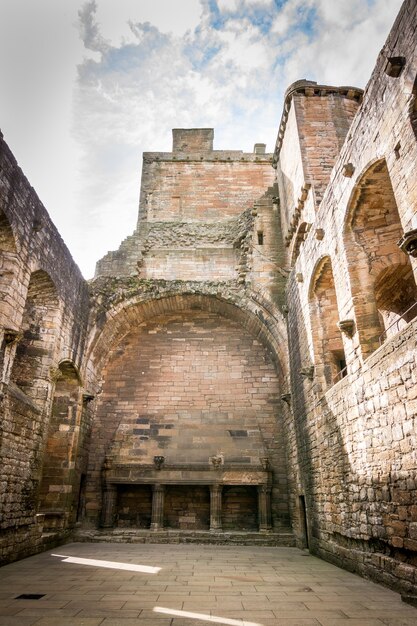 Disparo de ángulo bajo vertical del hermoso Palacio de Linlithgow capturado en un día nublado en Linlithgow