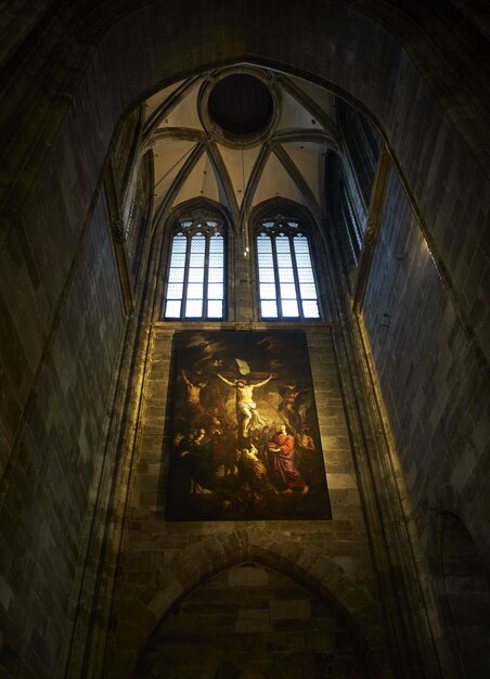 Disparo de ángulo bajo vertical el interior de la Catedral de San Esteban en Viena, Austria