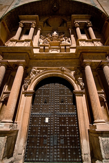 Disparo de ángulo bajo vertical de la puerta de acero en la entrada de un magnífico edificio histórico