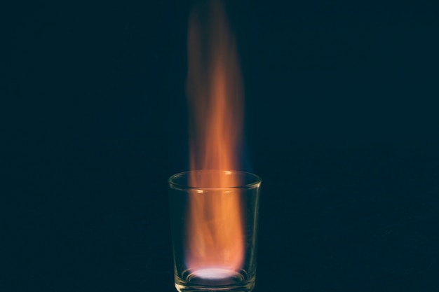 Foto gratuita disparo ardiente de alcohol sobre fondo oscuro