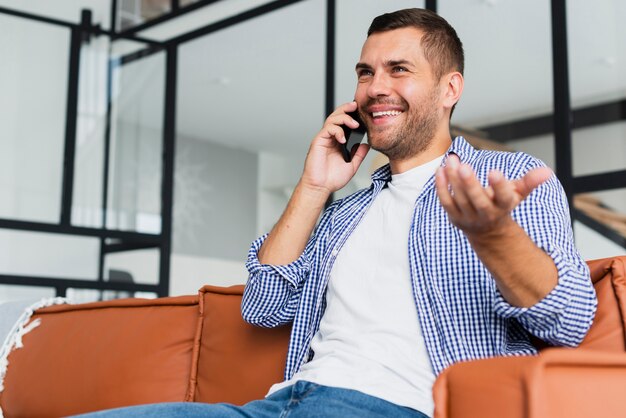 Disparo de baja visión del hombre hablando por teléfono