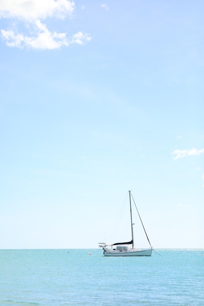 Disparo de un barco en el mar