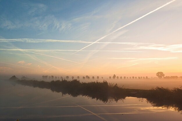 Disparo brumoso de un hermoso paisaje con nubes danzantes en los Países Bajos