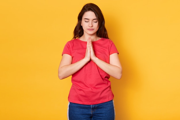 Disparo de calma hermosa mujer caucásica posando en estudio