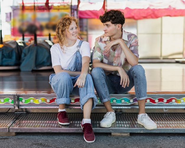 Disparo completo feliz pareja en las escaleras