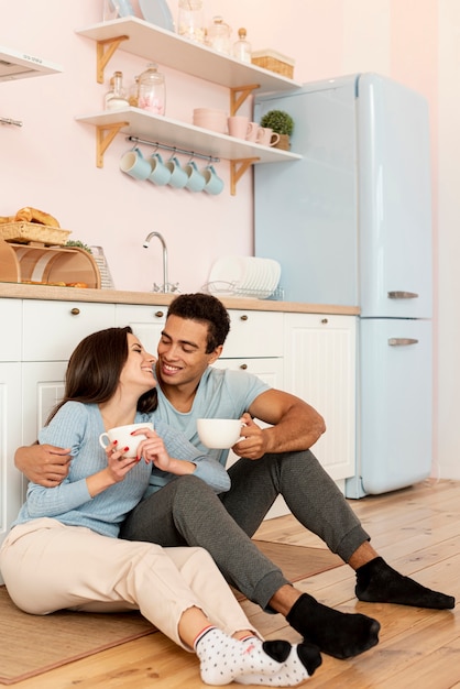 Disparo completo feliz pareja mirándose