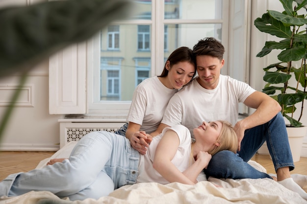 Foto gratuita disparo completo de gente feliz poliamorosa