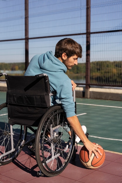 Foto gratuita disparo completo hombre discapacitado con bola