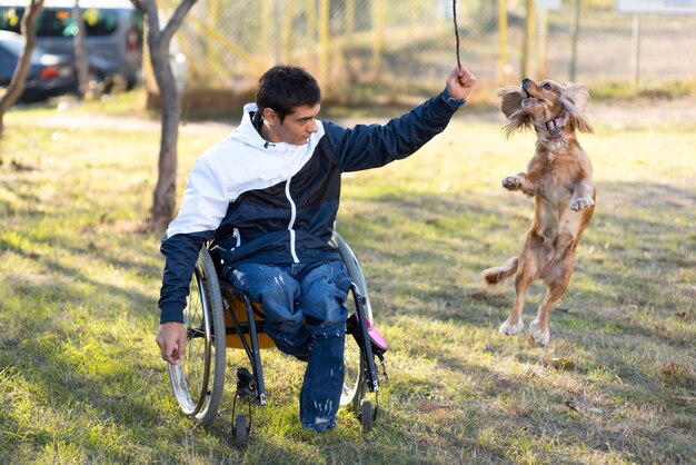 Disparo completo hombre discapacitado jugando con perro