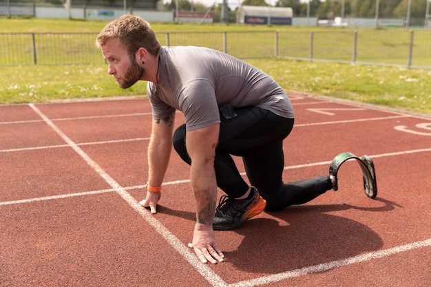 Disparo completo hombre discapacitado listo para correr