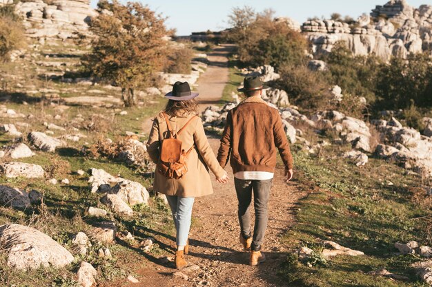 Disparo completo hombre y mujer caminando juntos