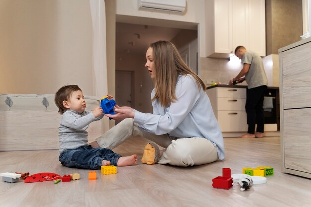 Disparo completo madre e hijo jugando juntos