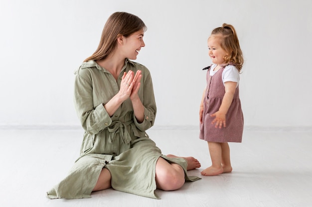 Foto gratuita disparo completo madre e hijo juntos