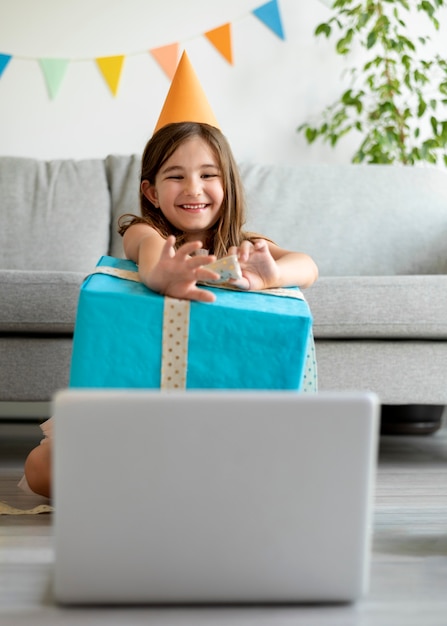 Disparo completo niña feliz apertura presente