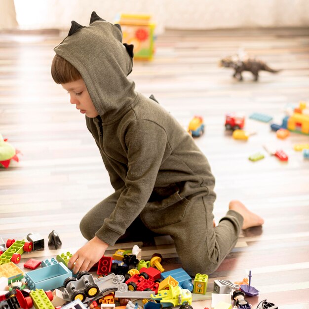 Disparo completo niño en traje jugando