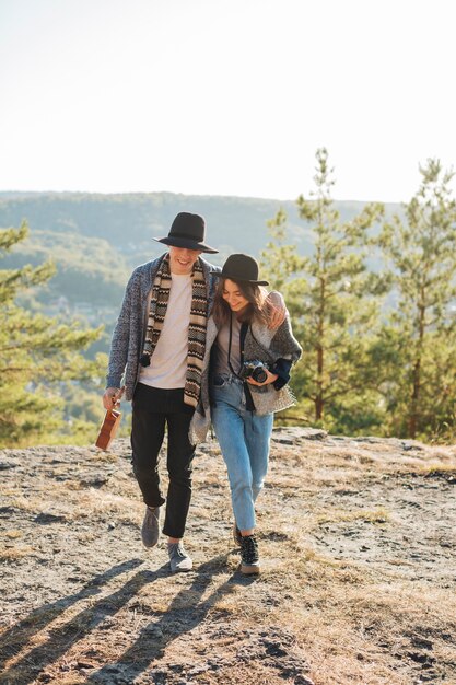 Disparo completo pareja caminando en la naturaleza