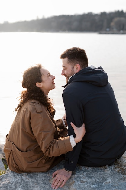 Disparo completo pareja feliz sentados juntos