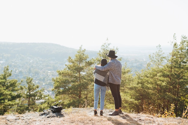 Foto gratuita disparo completo pareja juntos al aire libre