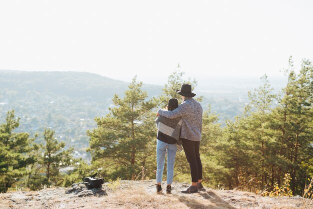 Disparo completo pareja juntos al aire libre