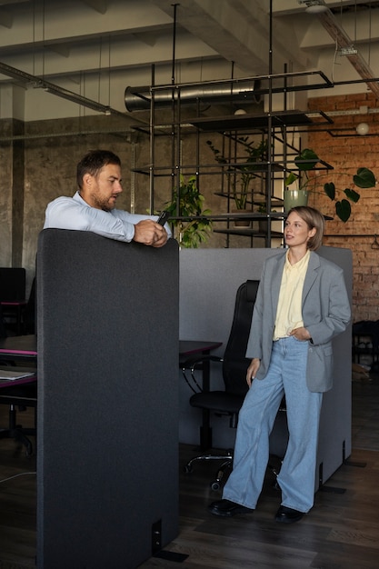 Foto gratuita disparo completo de personas discutiendo en el trabajo