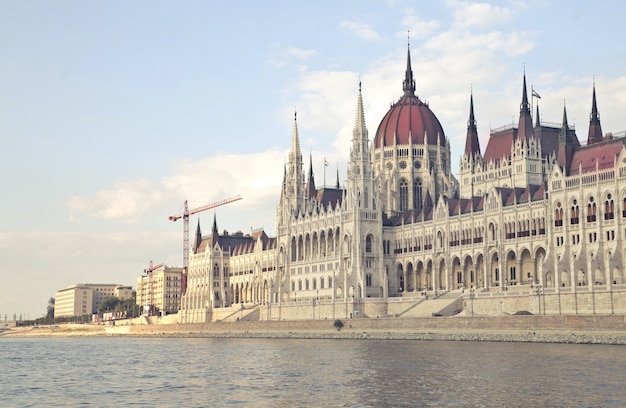 Disparo distante del edificio del Parlamento húngaro en Budapest, Hungría