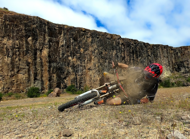 Foto gratuito disparo dramático de un ciclista cayendo después de un truco peligroso