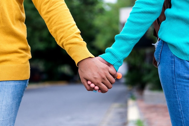 Foto gratuita disparo de enfoque selectivo de damas cogidas de la mano